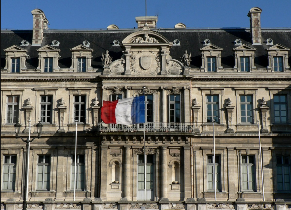 Préfecture de grenoble pour illustrer le traitement des dossiers de naturalisations à l'étape de la préfecture