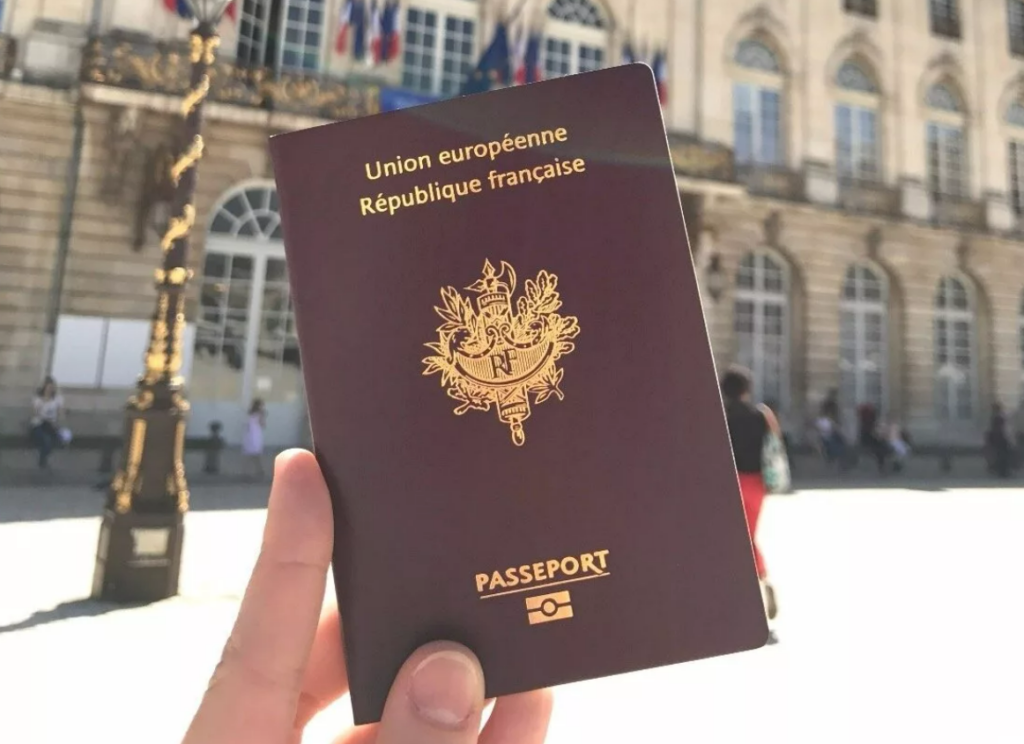 Passeport français devant préfecture après avis favorable naturalisation